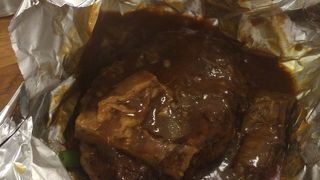 アルミホイルに包まれたミステリアスなハンバーグ