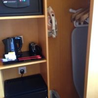 インスタントコーヒーとティーバッグあり。