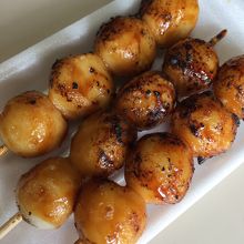 境内にある焼き団子のお店で