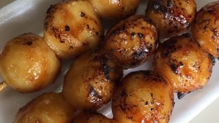 境内に太麺焼きそばや焼き団子を売るお店があります