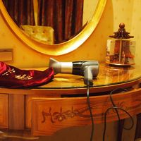 ドライヤーは鏡の前の引き出しに。中でつながれています。