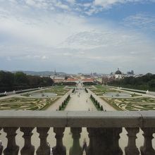 館内からバロック庭園を臨む