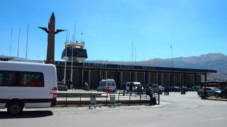 小さい空港で椅子が足りない