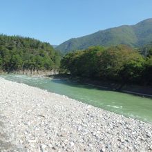 吊り橋からの庄川