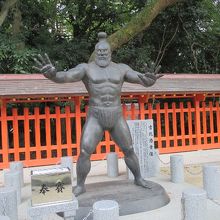 中村信喬作　古代相撲力士像