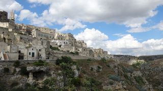 石灰岩の岩を掘って作られた住居です。