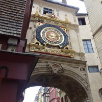 街の大時計です。針が一本しかありません。