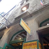 入口はレストランと同じ