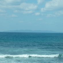 日本海の向こうに見えるのは粟島