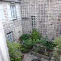 城壁から見る、ホテルの中庭