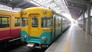 富山から立山まで、山間部を走る列車