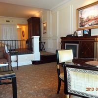 寝室から一段階段を下りるとリビング