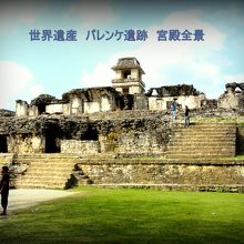 パレンケ遺跡の宮殿全景