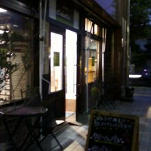 お店の入り口そばです。