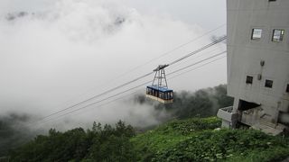 黒部平まで下っていくロープウェイ