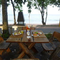 朝食会場はビーチの横