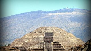 テオティワカン遺跡の「月のピラミッド」