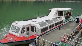 ダムの堤防上からは見えない景色を楽しめる