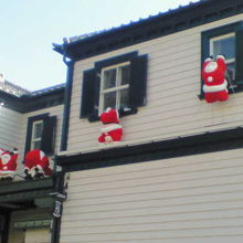 サンタが色々なポーズで出迎えてくれました。