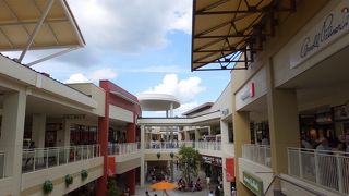 公園、ショッピングセンター、駅、観光地んも近い便利なアウトレットパーク