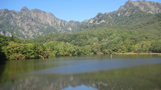 山を映す大きなキャンパス