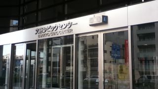 最上階にレストランと展望ラウンジのある区役所