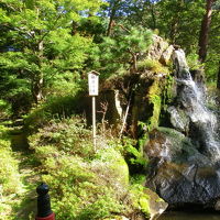 滝や池のある日本庭園。散策できます。