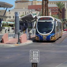 アウトレットへは、このバスで移動します。