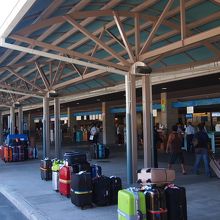 税関を通過し外に出たところ