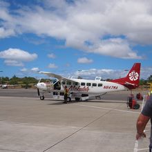 モクレレ航空の単発プロペラ機