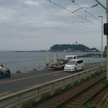 近くには江ノ電と海！