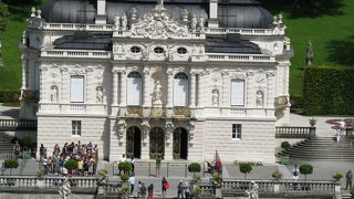 山間の静かな場所に建つ、バイエルン王の城