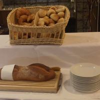 朝食のパンはクロワッサンの他、バケットを自分で切り分けます。