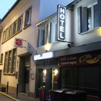 場所はトラムが走るメインの通りから少し脇へ入ったところ。