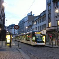 旧市街の中心部は自動車が走っておらず、街歩きも安心。