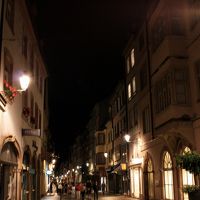 治安の良い旧市街は夜遅い時間でも安心して街歩きが楽しめます。