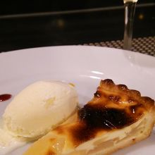 洋なしのタルトと白ワイン