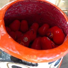 ダルマに入っているのに、中はダルマじゃないところも