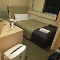 シングルルーム。暗証番号で入る仕組みで、ユニットバス付。