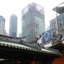 オフィスビルとの対比が素晴らしい