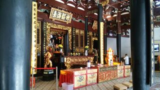 ビジネス街に突如現れる寺