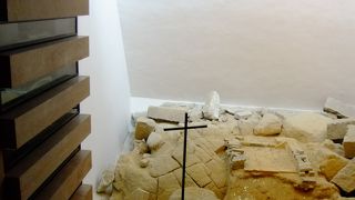 聖ポール天主堂を越えた場所にある。