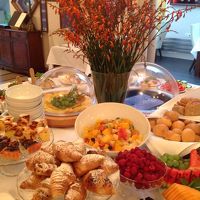 このクロワッサンおいしー。中にジャムが、入ってます。