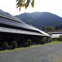 フロントや売店のある建物の外観