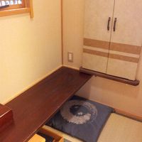 部屋の奥にあるスペースその２。横の扉を開けると三面鏡。