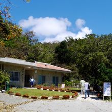 徒歩7分　坂の上だ　以前はこの右が駐車場