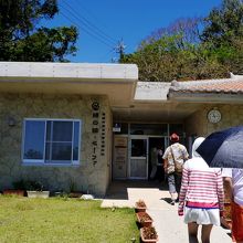 入口　ビデオを見せられる