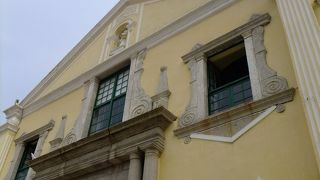 クリームイエローの教会