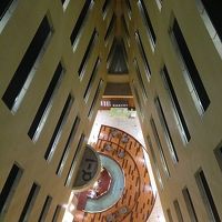ホテルの中央が三角形の吹き抜けになっています。