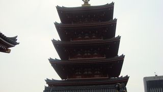 高くそびえたつ五重塔